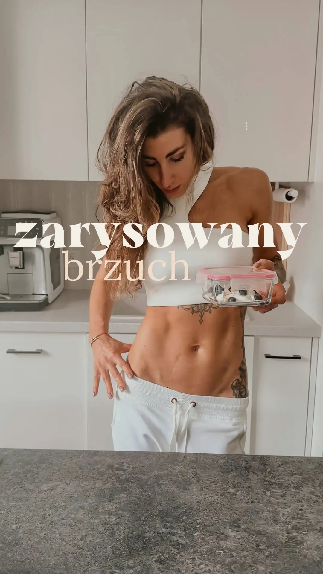 Zarysowany brzuch